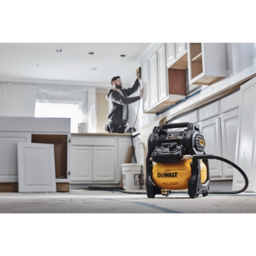 Компресор повітряний акумуляторний DeWALT DCC101